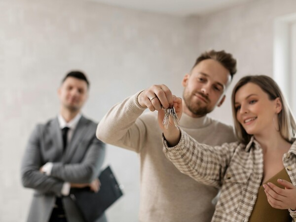 Couple with new house keys
