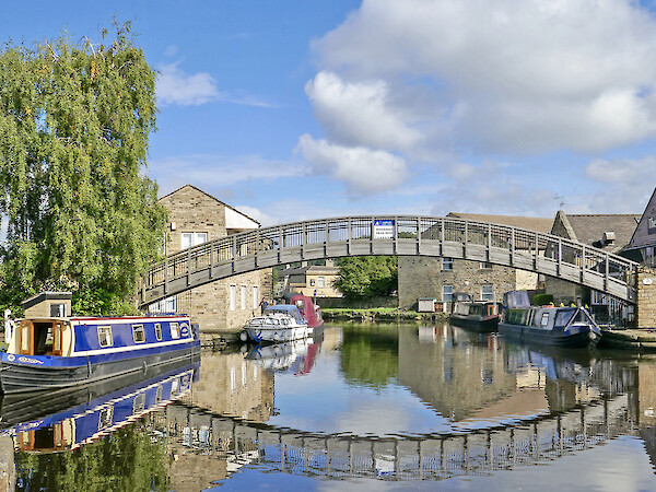 Tim Green - https://commons.wikimedia.org/wiki/File:Aspley_Basin.jpg