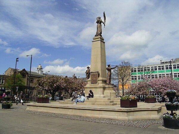 War Memorial - By Stanley Walker, CC BY-SA 2.0